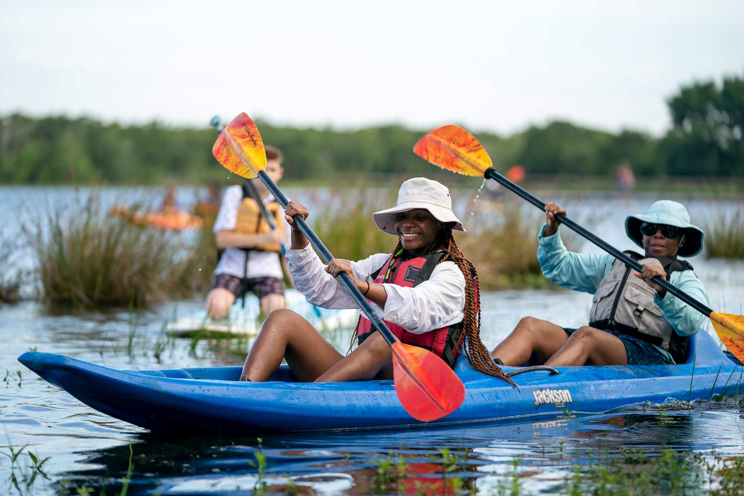 91短视频s participate in a Rec Sports Kayaking trip